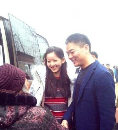 劉強東發錢，劉強東帶老婆奶茶妹妹回老家發錢。