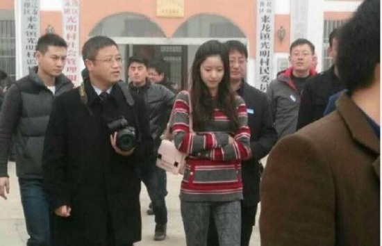 劉強東發錢，劉強東帶老婆奶茶妹妹回老家發錢。