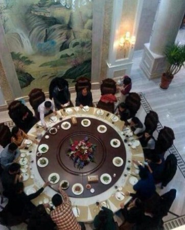 劉強東發錢，劉強東帶老婆奶茶妹妹回老家發錢。