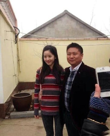 劉強東發錢，劉強東帶老婆奶茶妹妹回老家發錢。