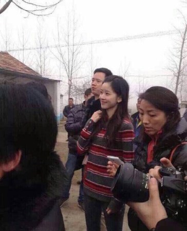 劉強東發錢，劉強東帶老婆奶茶妹妹回老家發錢。