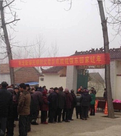 劉強東發錢，劉強東帶老婆奶茶妹妹回老家發錢。