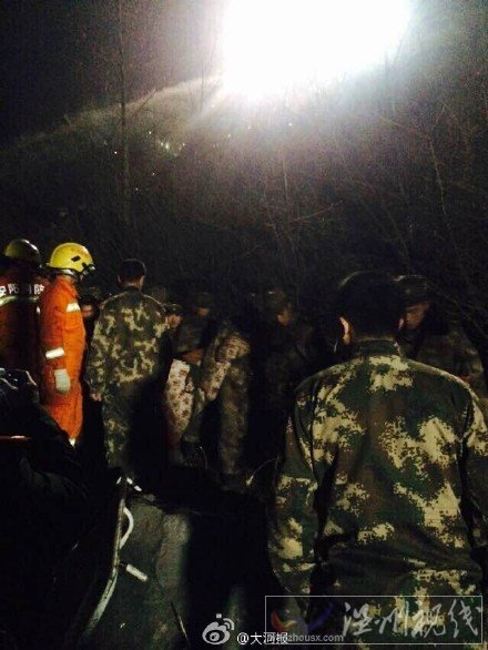 河南新鄉一大巴發生墜崖事故