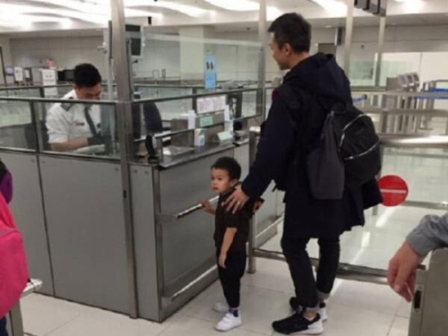 鄧超一家現身機場