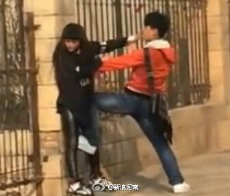 男子當(dāng)街暴打女友被群毆