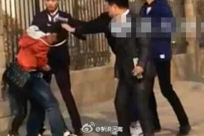 男子當(dāng)街暴打女友被群毆