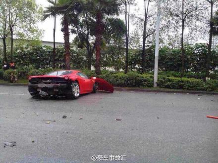 佛山法拉利撞樹