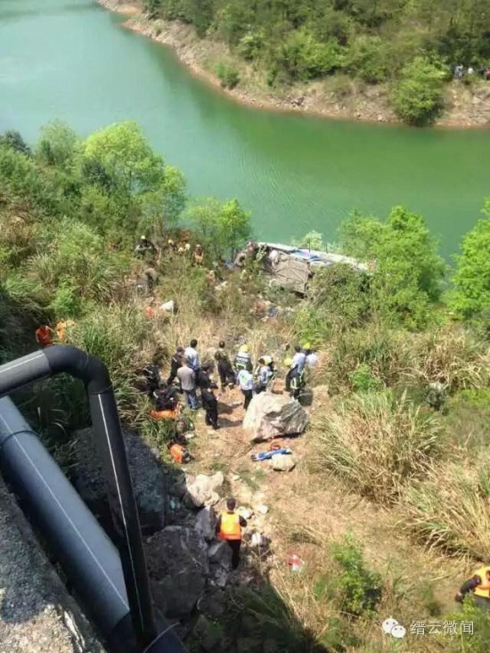 浙江臺金高速客車墜崖車禍現(xiàn)場圖片