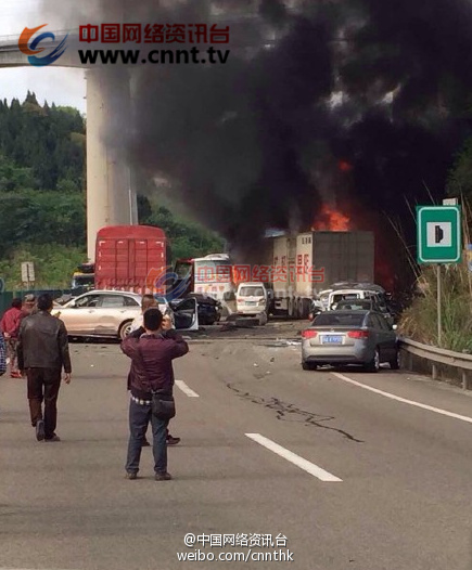 廈蓉高速車禍現(xiàn)場圖片