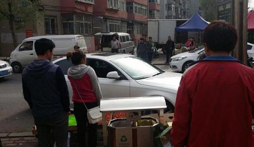 女子開奧迪撞水果攤現(xiàn)場