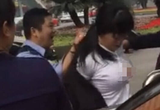 溫州街頭大媽自解衣扣稱(chēng)交警非禮