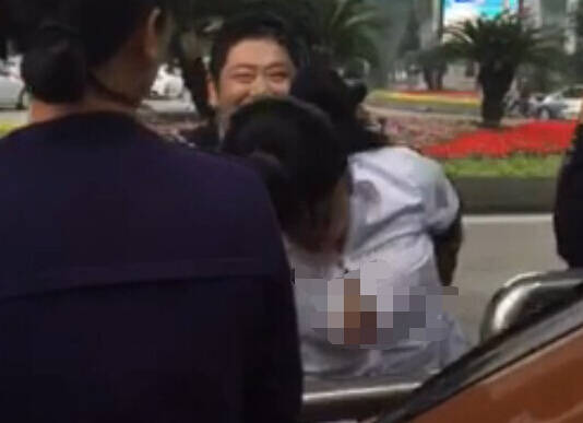 溫州街頭大媽自解衣扣稱(chēng)交警非禮
