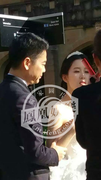 劉強(qiáng)東奶茶拍婚紗