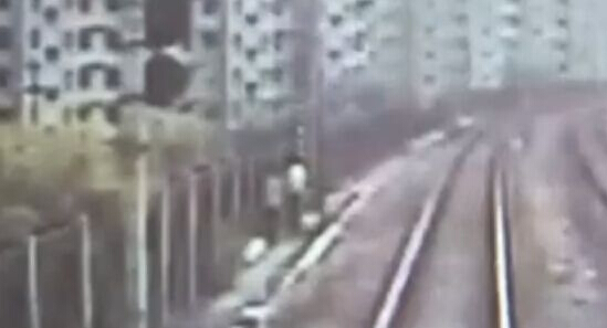 情侶談戀愛逼停火車