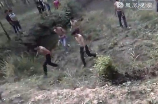 數百中學生赤膊群毆