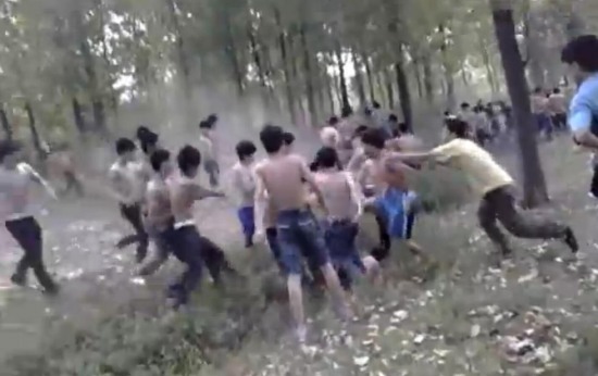 數百中學生赤膊群毆