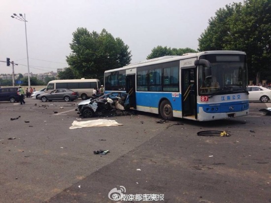 南京車禍肇事寶馬時速超臺風