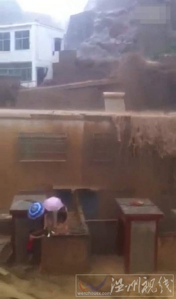 暴雨致一名女護士被沖走