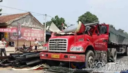 救援人員正在進(jìn)行破拆