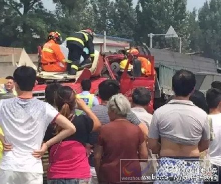 貨車為了避免撞上面包車而發(fā)生事故