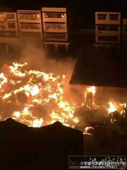 枝江市建材大市場內現場火勢非常大