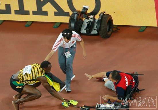 博爾特比賽后被撞視頻截圖