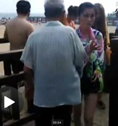 老人浴場外專撞女子胸部