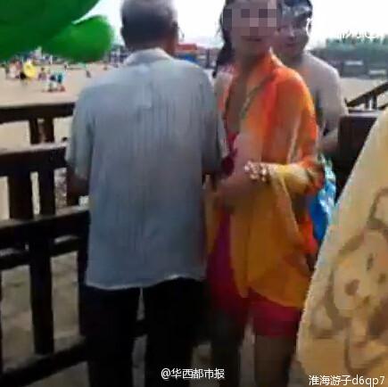 老人浴場外專撞女子胸部