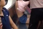 武漢地鐵搶座撕衣大戰 中年女子發威撕衣女孩無力反