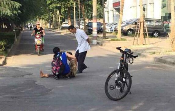 安徽大學生扶老太被訛