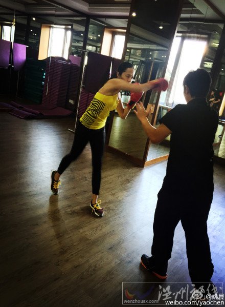 姚晨練拳擊秀身材