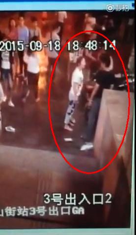 南京街頭情侶吵架扒光衣服