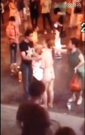 女子和男友吵架當街脫光衣服