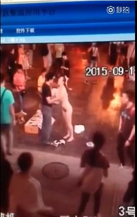 在路人勸說下女子才穿回衣服