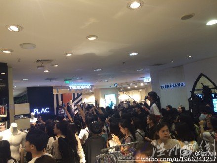 現(xiàn)場(chǎng)被粉絲擠爆