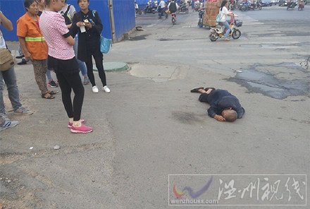 老人倒地拍照攙扶圖片