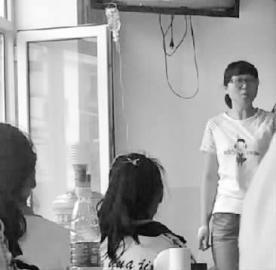 吉林市松花江中學(xué)女教師打吊瓶上課