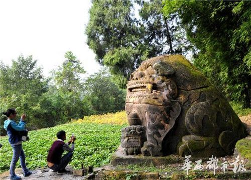 中國最大石獅遭不文明人成敏刻字