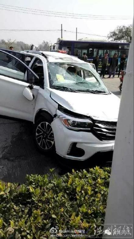 越野車(chē)撞上綠化帶致三人受傷