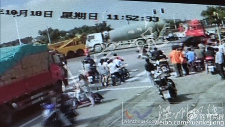 電動車遭攪拌車碾壓