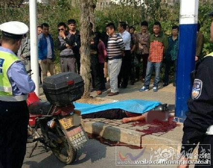 男子騎摩托撞電線桿身亡