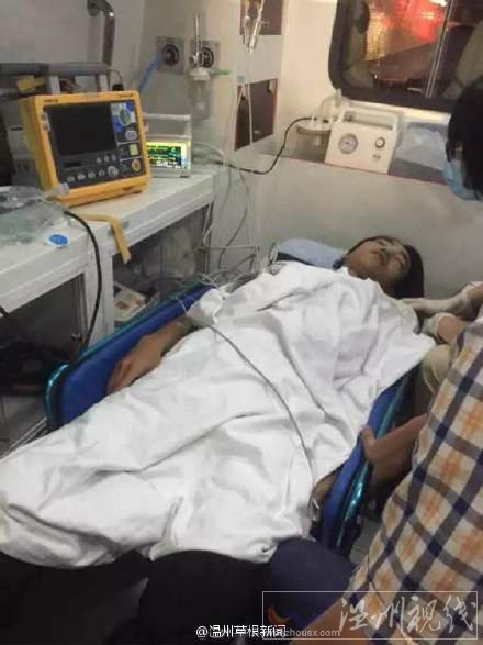 受傷的快遞員被送去搶救