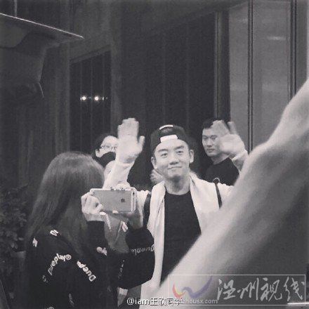 鄭愷出現在海口機場