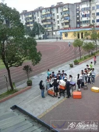 午餐都是在臟亂差的環(huán)境做出來的