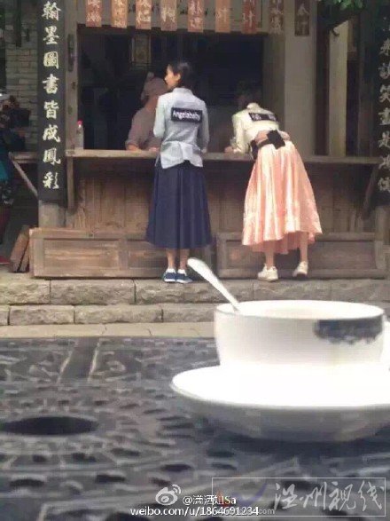 鄭愷剛剛跟她們分開