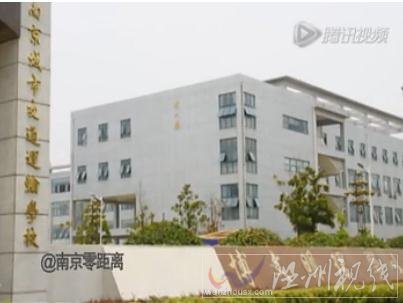 學生妹校園內陪侍