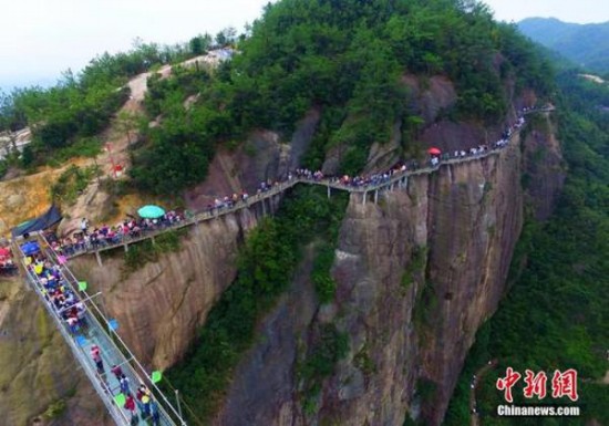 玻璃橋被人潮攻占