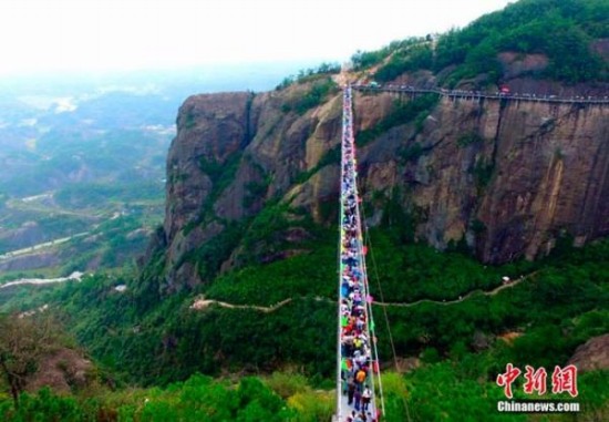 玻璃橋被人潮攻占