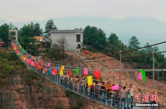 玻璃橋被人潮攻占