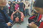 重慶有位大叔帶沙發(fā)坐輕軌